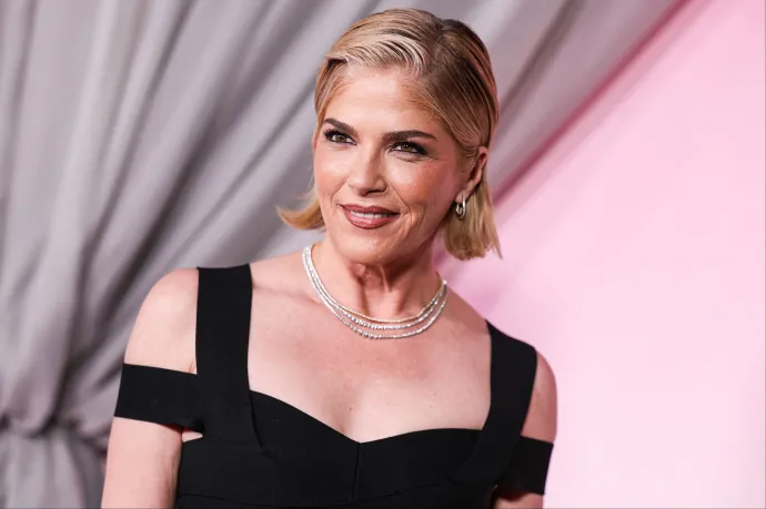 Előállították Selma Blair amerikai színésznőt, miután egy repülőn nekitámadhatott a légiutas-kísérőknek