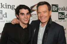 Bryan Cranston hosszú posztban búcsúzott a 34 évesen meghalt RJ Mitte-től