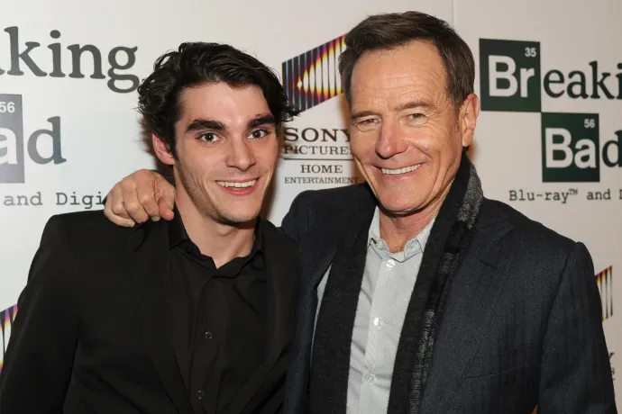 Bryan Cranston hosszú posztban búcsúzott a 34 évesen meghalt RJ Mitte-től