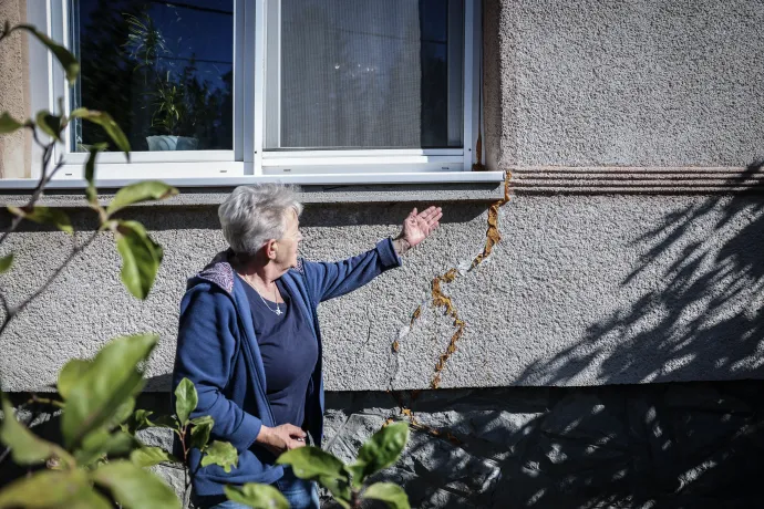 Palisca Mária házán a repedések kívül és belül – Fotó: Huszti István / Telex