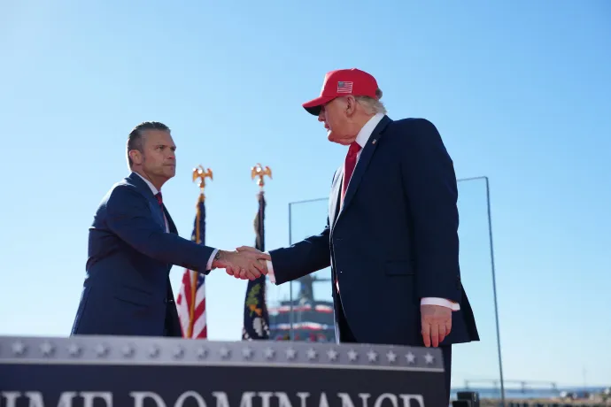 Pete Hegseth és Donald Trump kezet fognak a színpadon a marylandi Sparrows Point hajógyárban tartott rendezvényen, amelyen a hadügyminiszter bejelentette a nyilvános kivégzést – Fotó: Eric Lee / Reuters