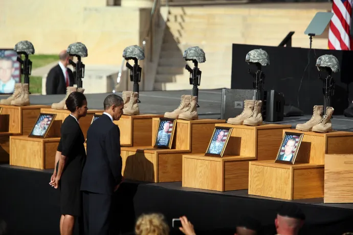 Barack Obama elnök és felesége az áldozatok tiszteletére tartott megemlékezésen, 2009. november 11-én, a Fort Hood-i támaszponton – Fotó: Joe Raedle / Getty Images