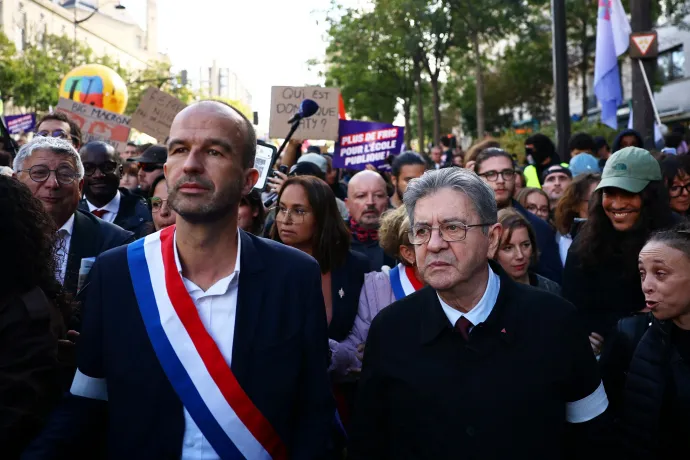 Jean-Luc Mélenchon (jobbra), az Engedetlen Franciaország párt vezetője és a 2027-es elnökválasztás egyik jelöltje a középiskolások és egyetemisták párizsi tüntetésén, 2026. október 13-án – Fotó: Sarah Meyssonnier / Reuters
