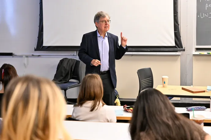 Michael Woodford amerikai közgazdász professzor előadása közben a Columbia Egyetemen New Yorkban 2026. október 12-én – Fotó: Diane Bondareff / Columbia Egyetem / AP / MTI