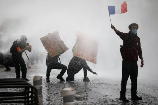 A francia szélsőbal sokat kockáztat, Le Pen viszont hátra dőlve húzna hasznot a tüntetésekből