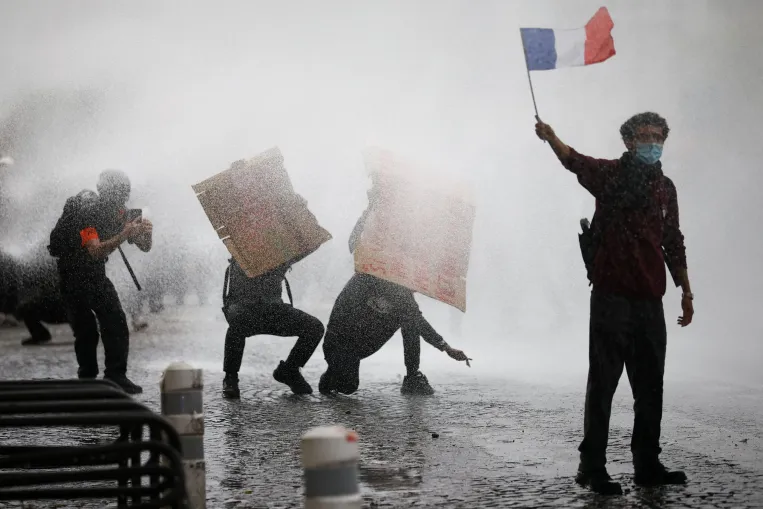 A francia szélsőbal sokat kockáztat, Le Pen viszont hátra dőlve húzna hasznot a tüntetésekből
