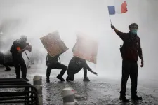 A francia szélsőbal sokat kockáztat, Le Pen viszont hátradőlve húzna hasznot a tüntetésekből