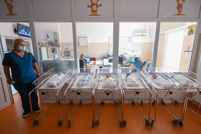 Elfogadták a törvényt, ami lehetővé teszi, hogy a szülés alatt végig az anyákkal legyen egy általuk választott személy