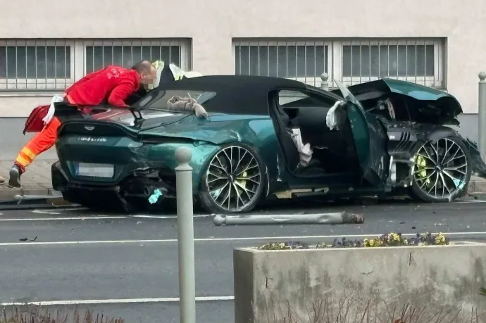 Az Aston Martin a baleset után – Olvasói fotó / Telex