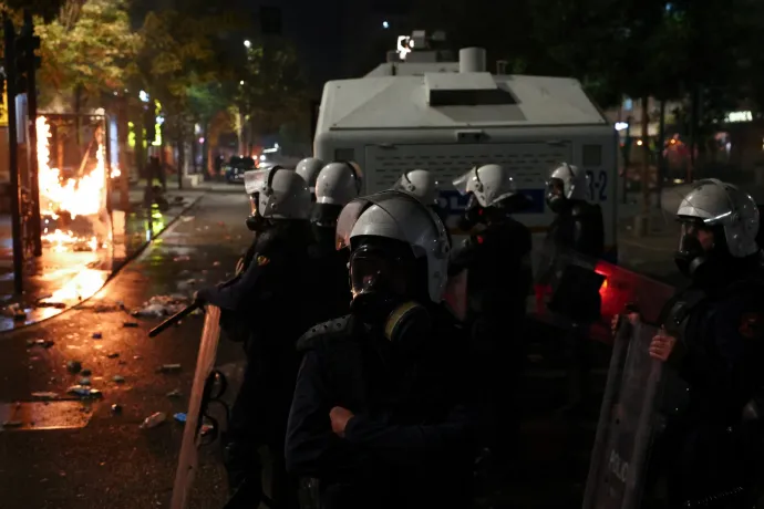 Bedurvultak az albániai diáktüntetések, lángol Tirana