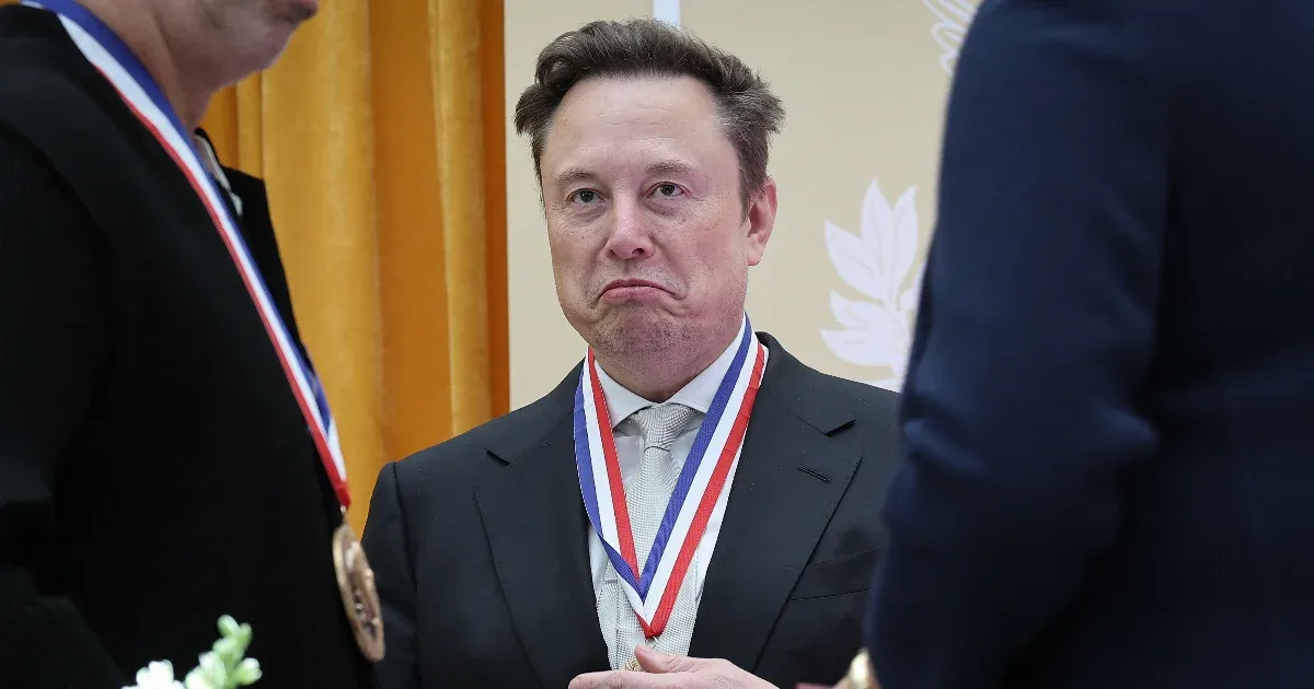 Az ukrán hadsereg Starlink korlátozása: Elon Musk és a kormány beavatkozása
