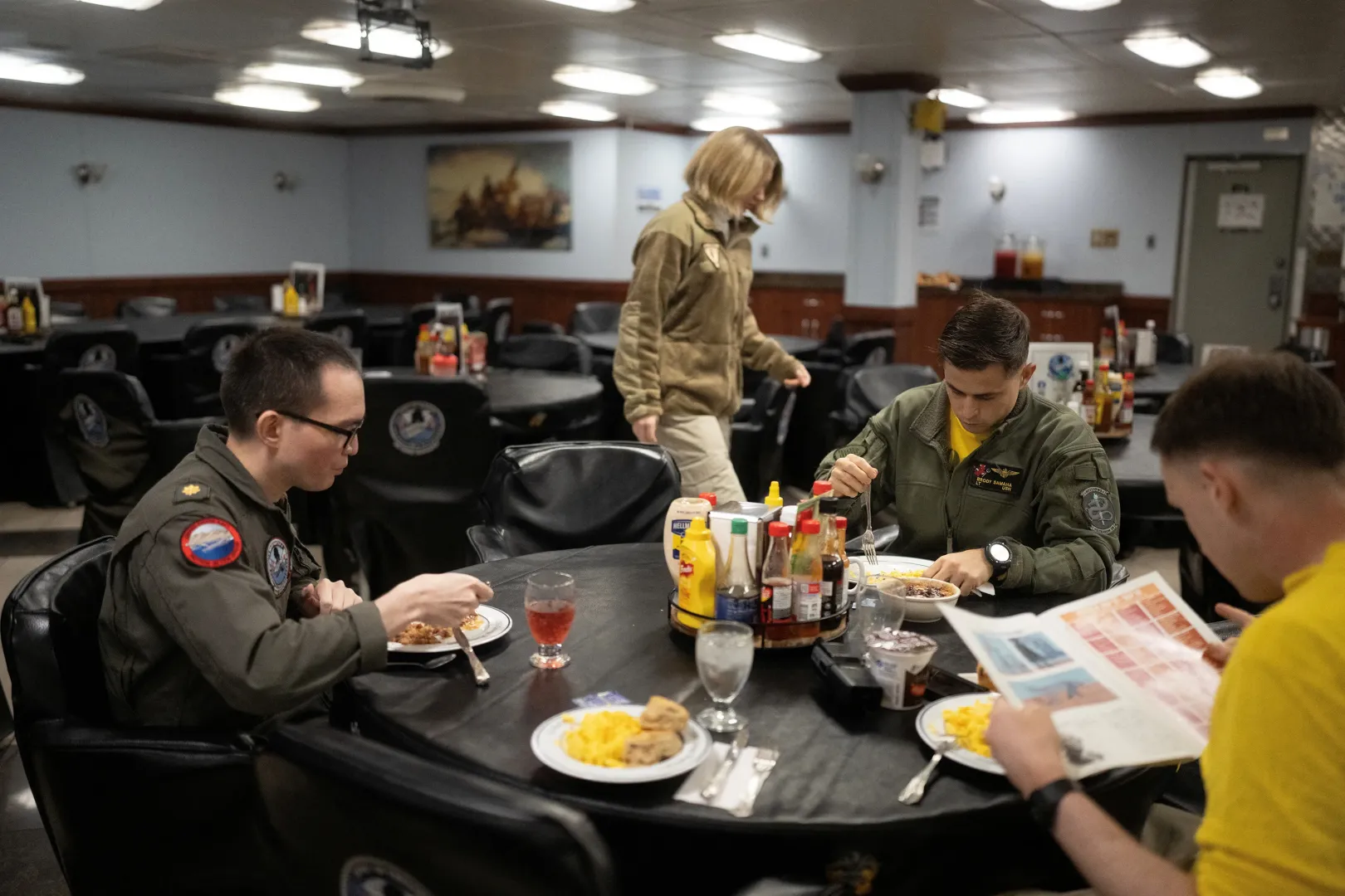 A 32 éves Brody Samaha elfogyasztja reggelijét a USS George Washington kantinjában – Fotó: Ed Ou / Reuters