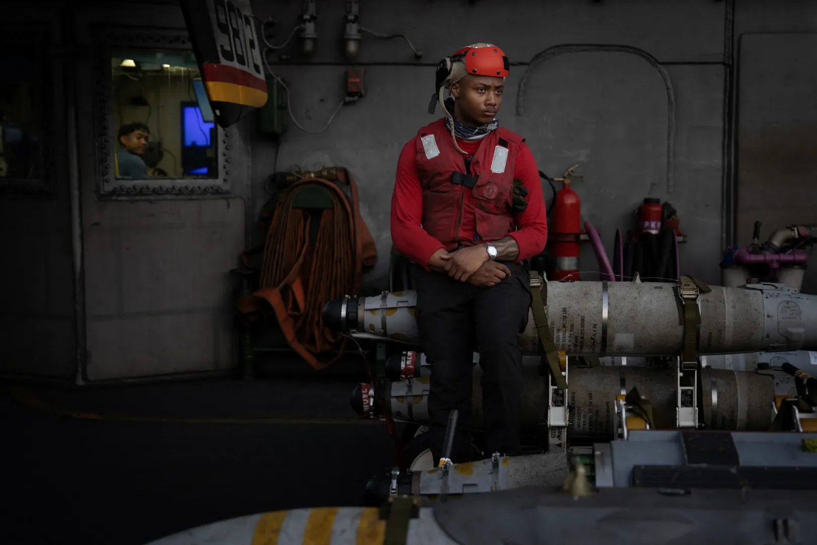 Egy repülőfegyverzeti beosztású kezdő tengerész, a 23 éves Damon Dennard egy bombán üldögél a USS George Washington hadihajó fedélzetén – Fotó: Ed Ou / Reuters