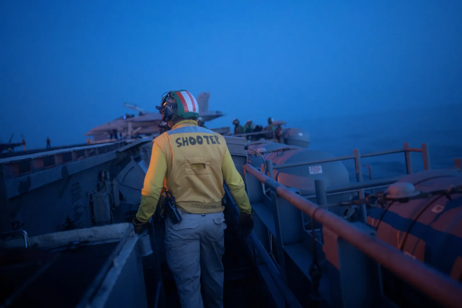 A 32 éves Brody Samaha, ruházata felirata szerint egy „lövész” sétál a USS George Washington repülőfedélzetén – Fotó: Ed Ou / Reuters