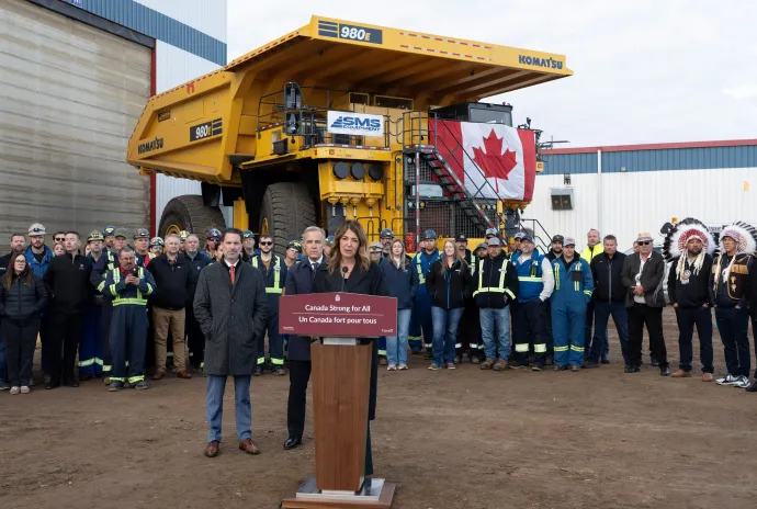 Danielle Smith, Alberta miniszterelnöke bejelenti egy jelentős infrastrukturális projekt felgyorsításának következő lépését a kanadai Fort McMurray-ben, 2026. október 1-jén. A háttérben Scott Burrows, a Pembina Pipeline vezérigazgatója és Mark Carney kanadai miniszterelnök – Fotó: Todd Korol / Reuters
