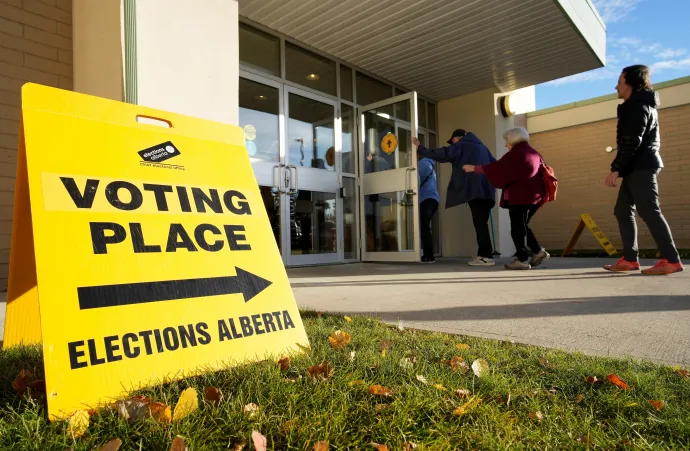 Az albertai népszavazás egyik szavazóhelyiségébe érkeznek választók Calgaryban, 2026. október 13-án – Fotó: Todd Korol / Reuters