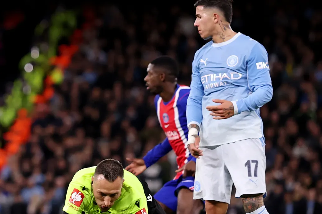 A Man City futballistája erőből takarította el a bírót az útból, de még lapot sem kapott érte