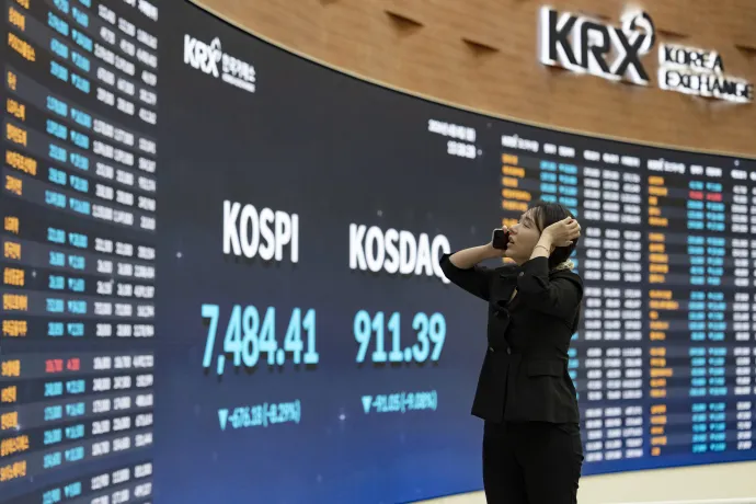 A dél-koreai tőzsde vezető részvényindexeinek, a Kospinak és a KOSDAQ-nak a napi záróértékei a szöuli tőzsde elektronikus kijelzőjén 2026. június 8-án. A dél-koreai részvénypiac ezen a napon jelentős eséssel zárta a kereskedést: a nagyvállalatok részvényeinek árfolyamváltozását követő Kospi 8,29 százalékot, míg a főként kisebb, technológiai vállalatokat tömörítő KOSDAQ 9,08 százalékot veszített értékéből – Fotó: Chris Jung / NurPhoto / Getty Images