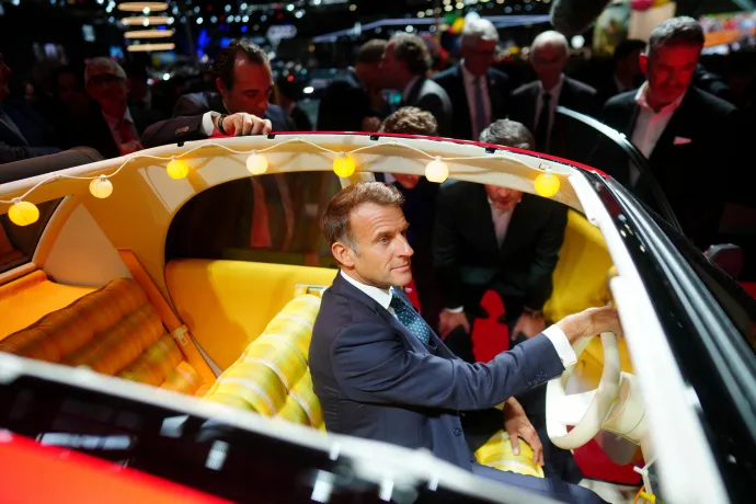 Emmanuel Macron francia elnök egy Citroën 2CV koncepcióautóban, a Párizsi Autószalonon, 2026. október 12-én – Fotó: Thibault Camus / AP / Reuters