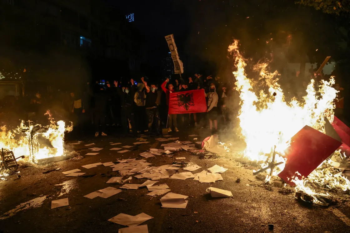 Ez egy forradalom. Belefáradtunk a békés tüntetésekbe, nem állunk le, amíg le nem mond