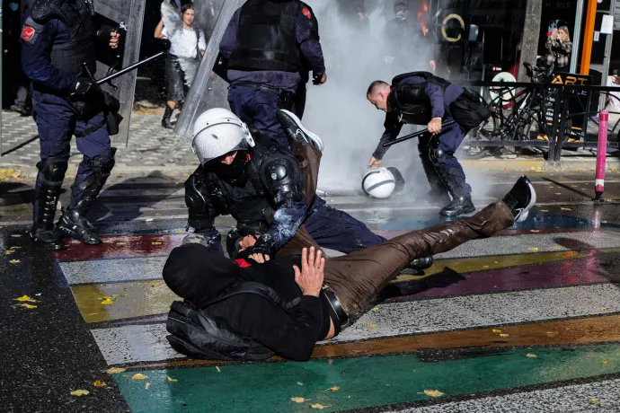 Összecsapások Tiranában 2026. október 13-án – Fotó: Adnan Beci / AFP és Vlasov Sulaj / NurPhoto / Getty Images