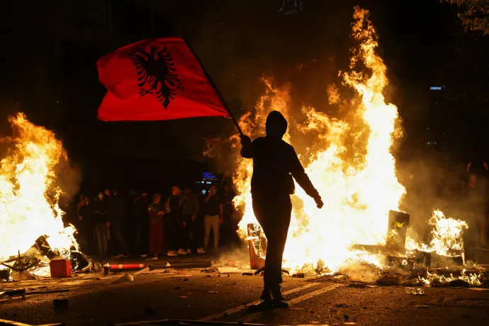 Összecsapások Tiranában 2026. október 13-án – Fotó: Adnan Beci / AFP és Vlasov Sulaj / NurPhoto / Getty Images