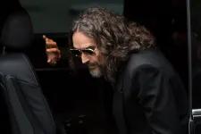 Russell Brand egyik vádlója szerint a színész megerőszakolta, majd magára hagyta egy hotelszobában