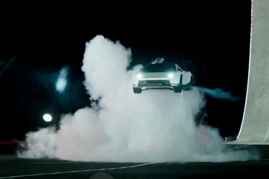 A Tesla bemutatta új sportautóját, ami Elon Musk szerint repülni is tud