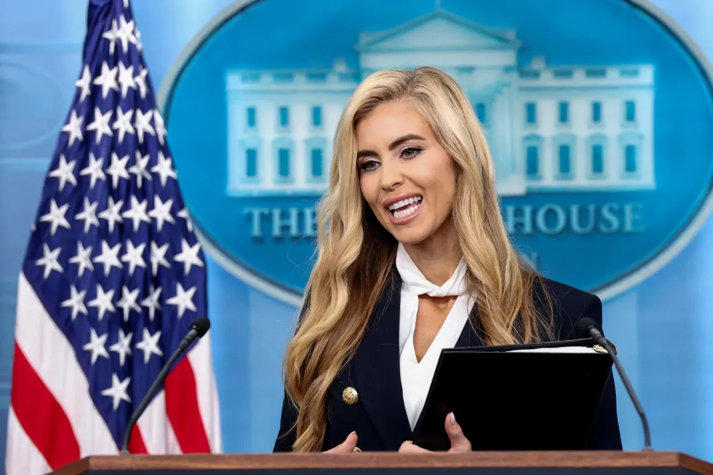 Bár Trump ügyvédként mutatta be a Fehér Ház új szóvivőjét, Katie Zacharia elismerte, hogy nincs jogi szakvizsgája