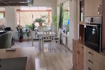 A fehéren túl is lehet világos és elegáns a konyha: 5 meleg, meghitt szín