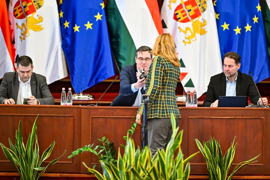 Kiabálás és Unicum a közgyűlés pénteki ülésén, ami kevesebb, mint fél órát tartott