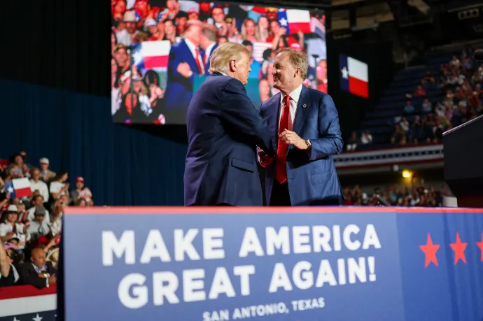 Donald Trump és Ken Paxton egy kampánygyűlésen a texasi San Antonióban 2026. október 7-én – Fotó: Win McNamee / Getty Images / AFP