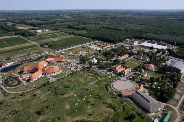 Mészáros és Hernádi szállodája helyett már Lezsák Sándor birodalmát választja a Fidesz