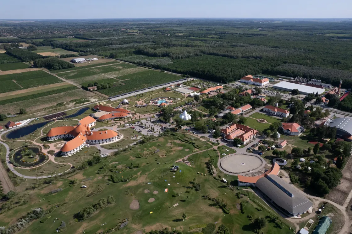 Mészáros és Hernádi szállodája helyett már Lezsák Sándor birodalmát választja a Fidesz
