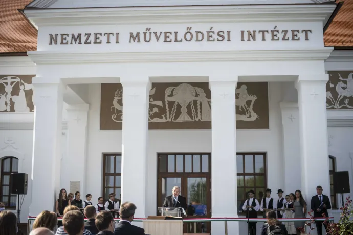 Lezsák Sándor beszédet mond a Nemzeti Művelődési Intézet új, a magyar kormány 3,18 milliárd forintos beruházásával létesített székházának avatásán a Hungarikum Ligetben 2020. október 3-án – Fotó: Ujvári Sándor / MTI