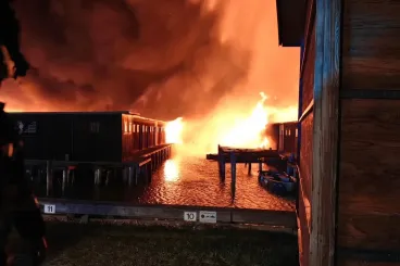 Lángolt a ruszti öböl, 220 hajóállás és 200 hajó is odaveszhetett a Fertő tónál