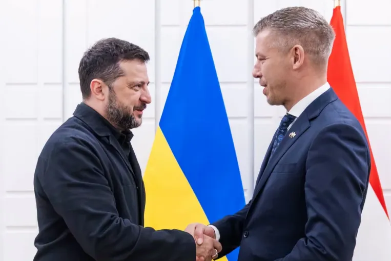 Négyszemközt tárgyalt Zelenszkijjel Magyar Péter