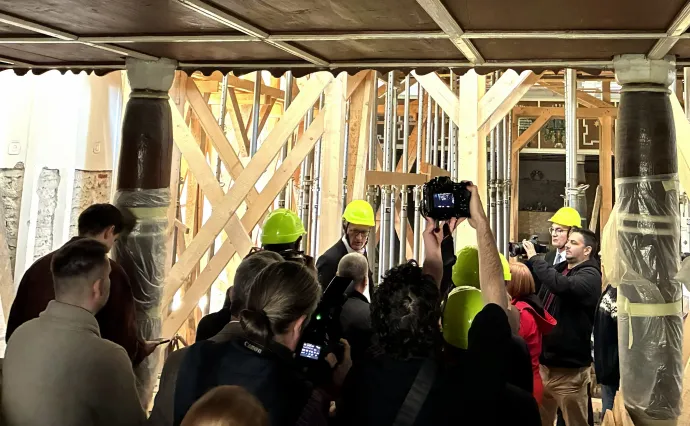 Szilágycsehben a miniszter megnézte a felállványozott templomot, majd a templom előtti rövid sajtótájékoztatón közölte a támogatási szándékot – Fotó: Vig Emese / Transtelex