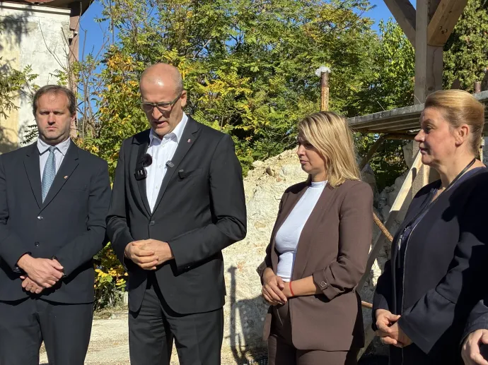 Szilágycsehben a miniszter megnézte a felállványozott templomot, majd a templom előtti rövid sajtótájékoztatón közölte a támogatási szándékot – Fotó: Vig Emese / Transtelex