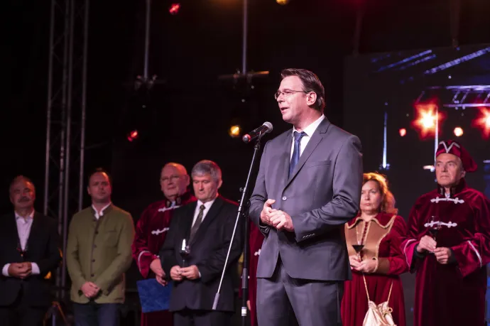 Mirkóczki Ádám polgármester beszédet mond a XXV. Egri bikavér ünnep megnyitóján 2021. augusztus 26-án – Fotó: Komka Péter / MTI