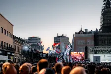 Buszokkal hozták az embereket, a magyar Békemenetet idézte Vučić újvidéki kampánygyűlése