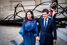 Betiltaná az AUR, hogy az államfő élettársa közpénzen utazzon kiszállásra