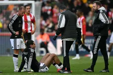 Szoboszlai Dominik leült a gyepre, jelezte, nem megy, és csalódottan lesétált a Brentford ellen