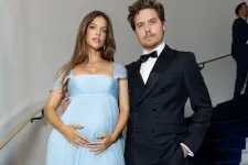 Palvin Barbara néhány héttel lánya születése után újra a kifutóra lép