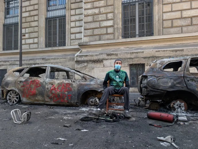 Kiégett autók Párizsban, egy felgyújtott fővárosi bár, illetve Limoges város polgármesteri hivatala – Fotó: AFP
