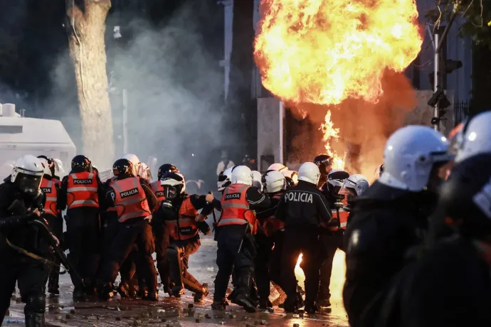 A francia mintát követik Albániában, ötödik napja ostromolják a minisztériumokat