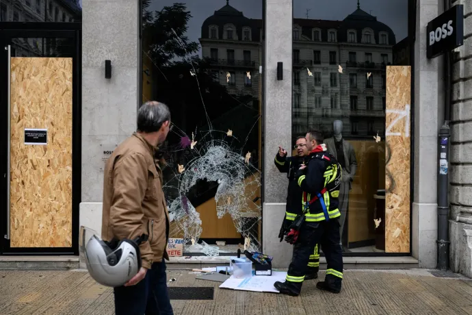Ezerötszáz üzletet fosztottak ki a francia zavargók