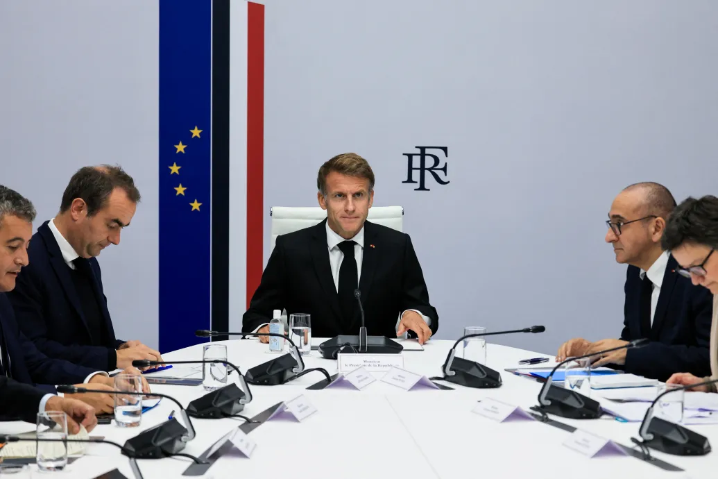 A francia belügyminiszter felajánlotta a lemondását a hétvégi zavargások után, Macron nem fogadta el