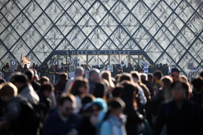 A Louvre bejáratát is eltorlaszolták a párizsi tüntetők