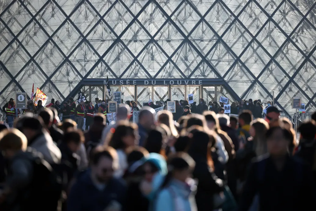 A Louvre bejáratát is eltorlaszolták a párizsi tüntetők